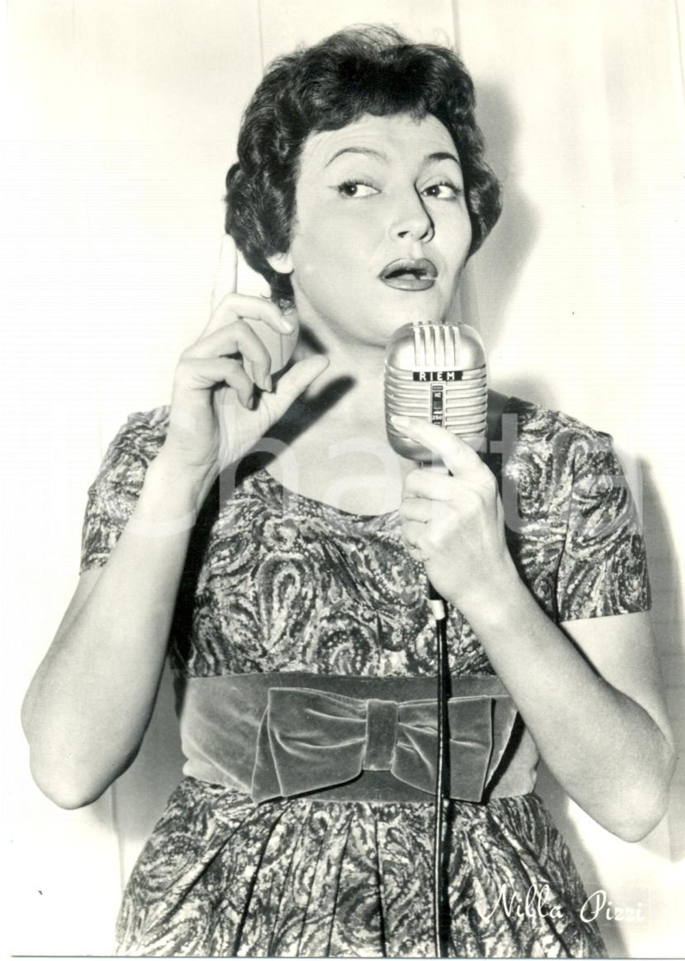 Cartolina originale da collezione 1955 ca MUSICA Nilla PIZZI al microfono Ritratto fotografico *Cartolina (1) 1
