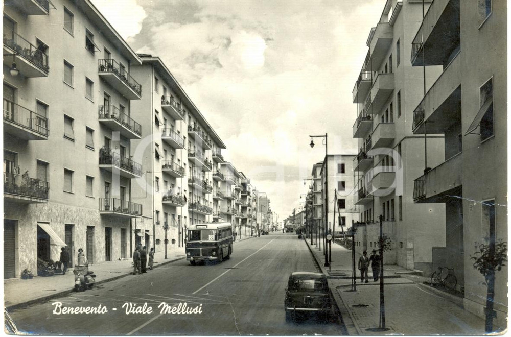 Cartolina originale da collezione 1960 ca BENEVENTO Fiat 500 e corriera in viale MELLUSI Cartolina DANNEGGIATA 1