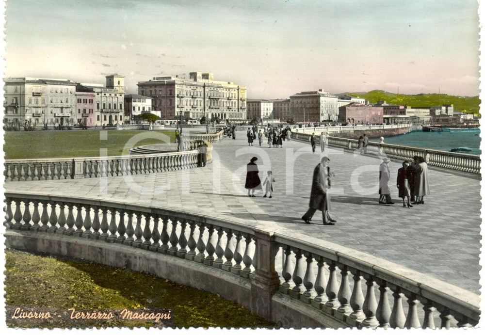 Cartolina originale da collezione 1956 LIVORNO La Terrazza MASCAGNI presso il Porto Cartolina ANIMATA FG VG 1