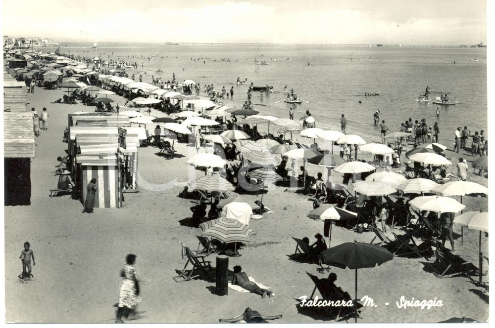 Cartolina originale da collezione 1960 ca FALCONARA MARITTIMA (AN) Bagnanti in spiaggia *Cartolina ANIMATA FG VG 1