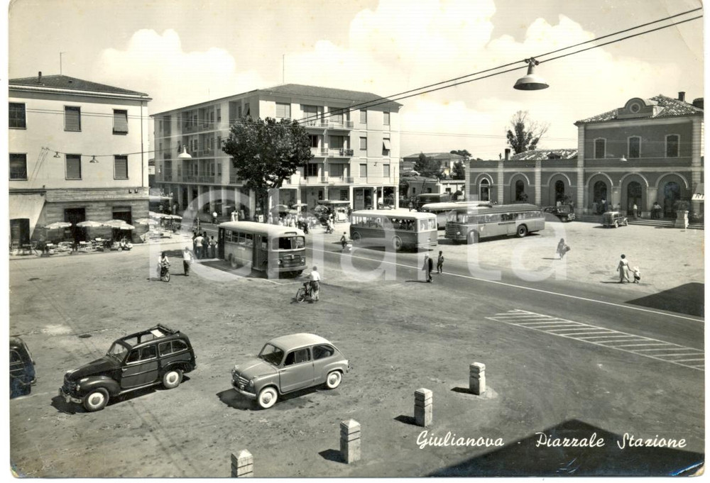 Cartolina originale da collezione 1960 ca GIULIANOVA TE Torpedoni automobili Piazzale STAZIONE Cartolina FG NV 1