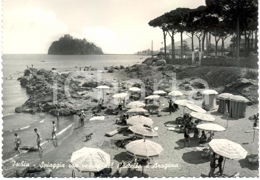 Cartolina originale da collezione 1957 ISCHIA (NA) Spiaggia Pineta e Castello d'ARAGONA *Cartolina ANIMATA FG VG 1