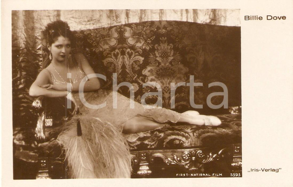 Cartolina originale da collezione 1920 ca CINEMA Attrice Billie DOVE distesa sul divano *Cartolina FP NV 1