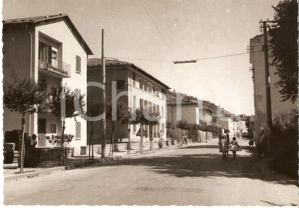 Cartolina originale da collezione 1954 MARRADI FI Mamma e figlia a spasso per le vie del paese Cartolina FG 1