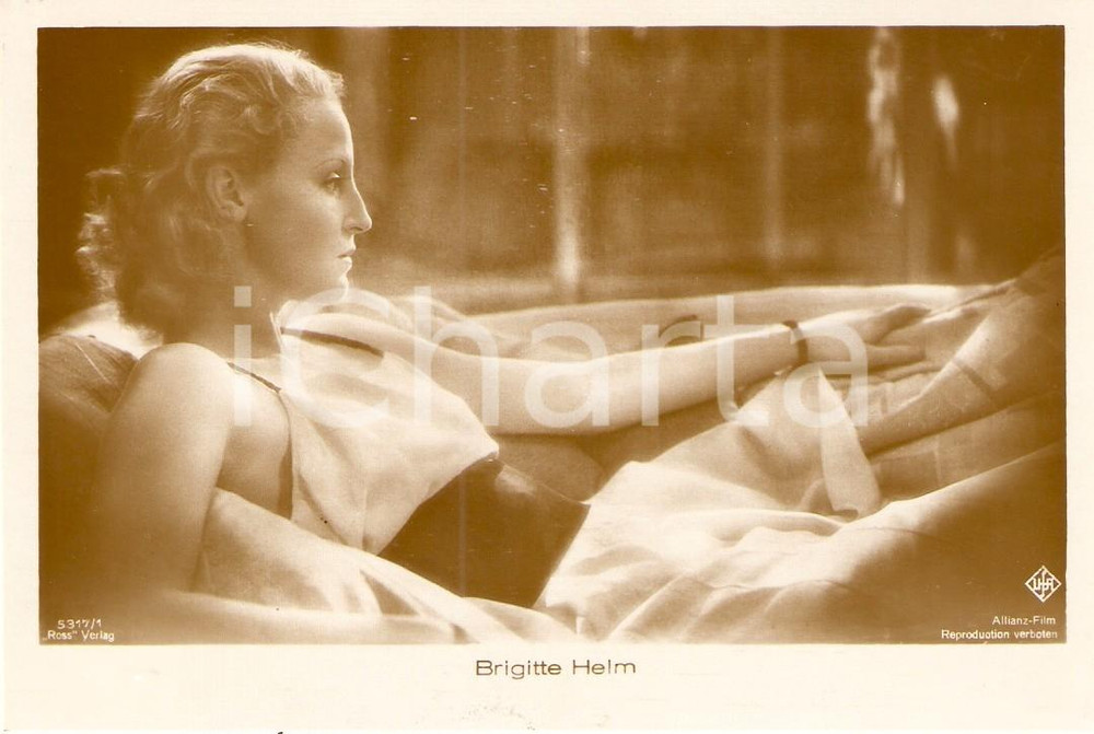 Cartolina originale da collezione 1930 ca CINEMA Actress Brigitte HELM lying on the sofa Cartolina FP NV 1