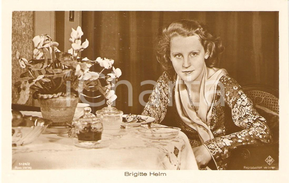 Cartolina originale da collezione 1930 ca CINEMA Brigitte HELM durante la colazione Cartolina FP NV 1