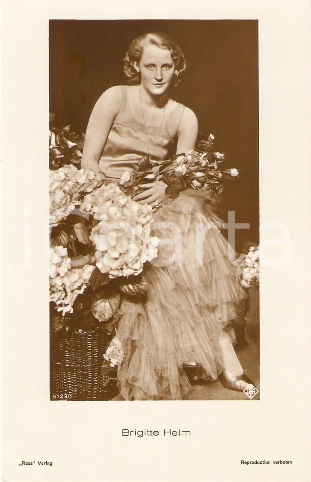 Cartolina originale da collezione 1930 ca CINEMA Attrice Brigitte HELM Ritratto con mazzo di rose *Cartolina FP NV 1