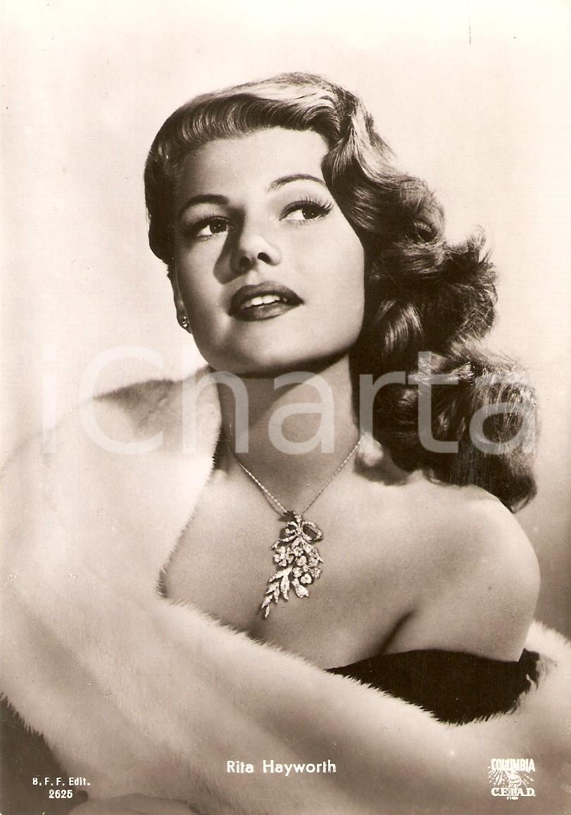 Cartolina originale da collezione 1955 ca CINEMA Actress Rita HAYWORTH wears fur coat Cartolina FG NV 1