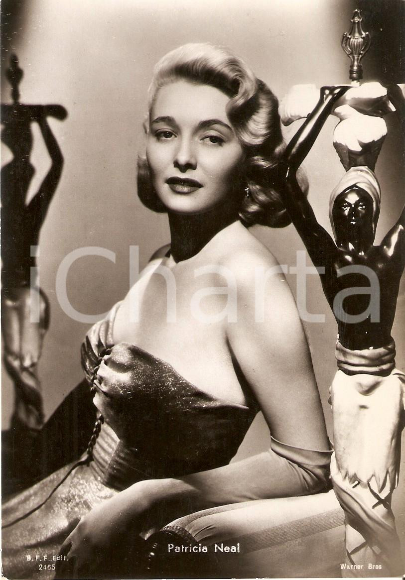 Cartolina originale da collezione 1955 ca CINEMA Attrice Patricia NEAL con scultura coloniale *Cartolina FG NV 1