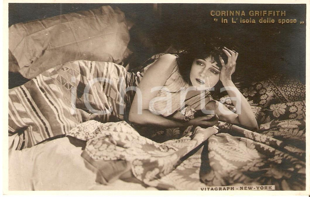 Cartolina originale da collezione 1930 ca ISOLA DELLE SPOSE Corinne GRIFFITH in una scena del film Cartolina FP NV 1