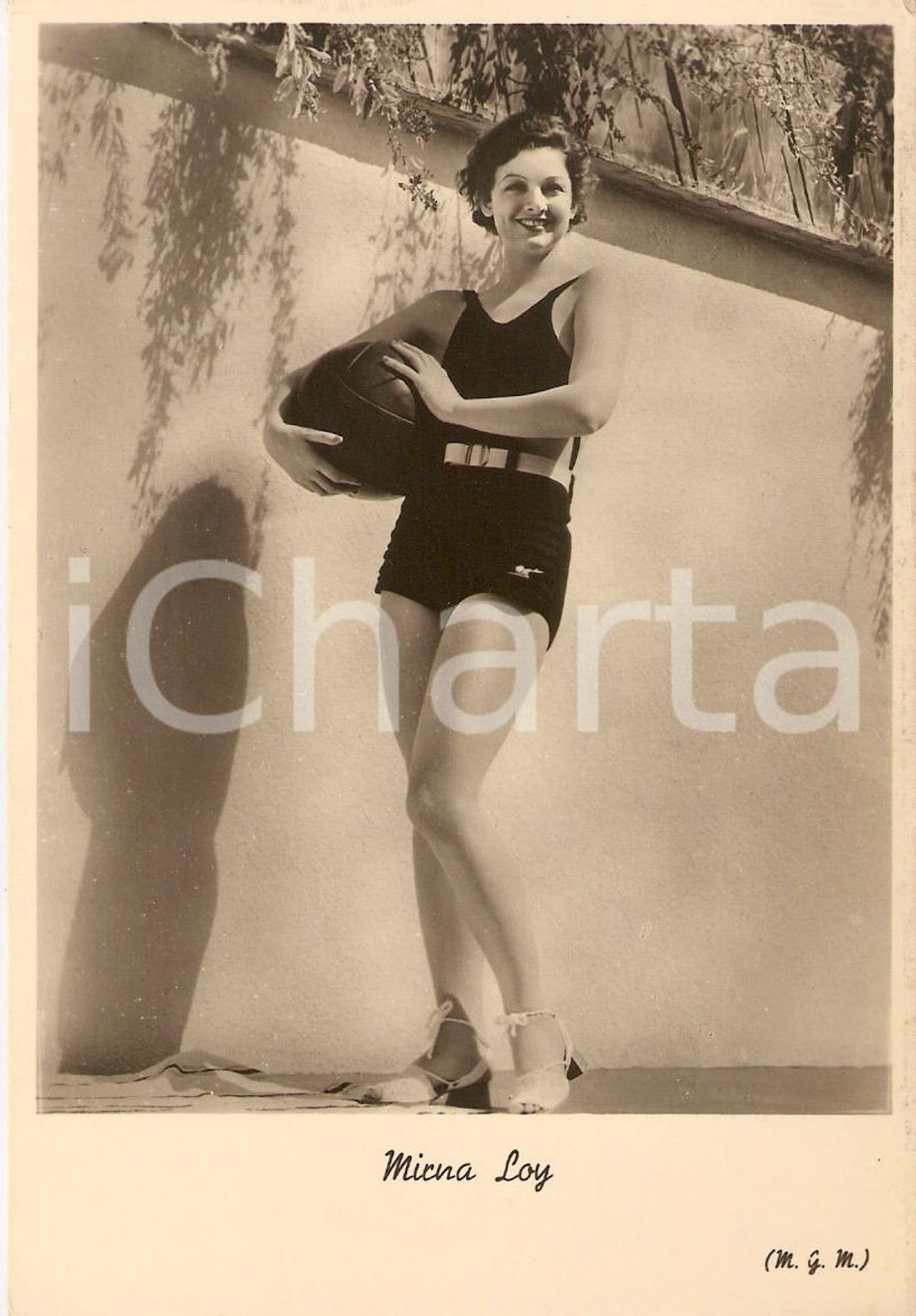 Cartolina originale da collezione 1940 ca CINEMA Myrna LOY con palla e costume da bagno *Cartolina FG NV 1