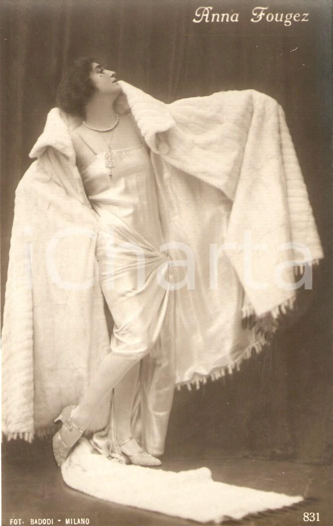 Cartolina originale da collezione 1930 ca CINEMA Attrice Anna FOUGEZ indossa mantella Cartolina FP NV 1