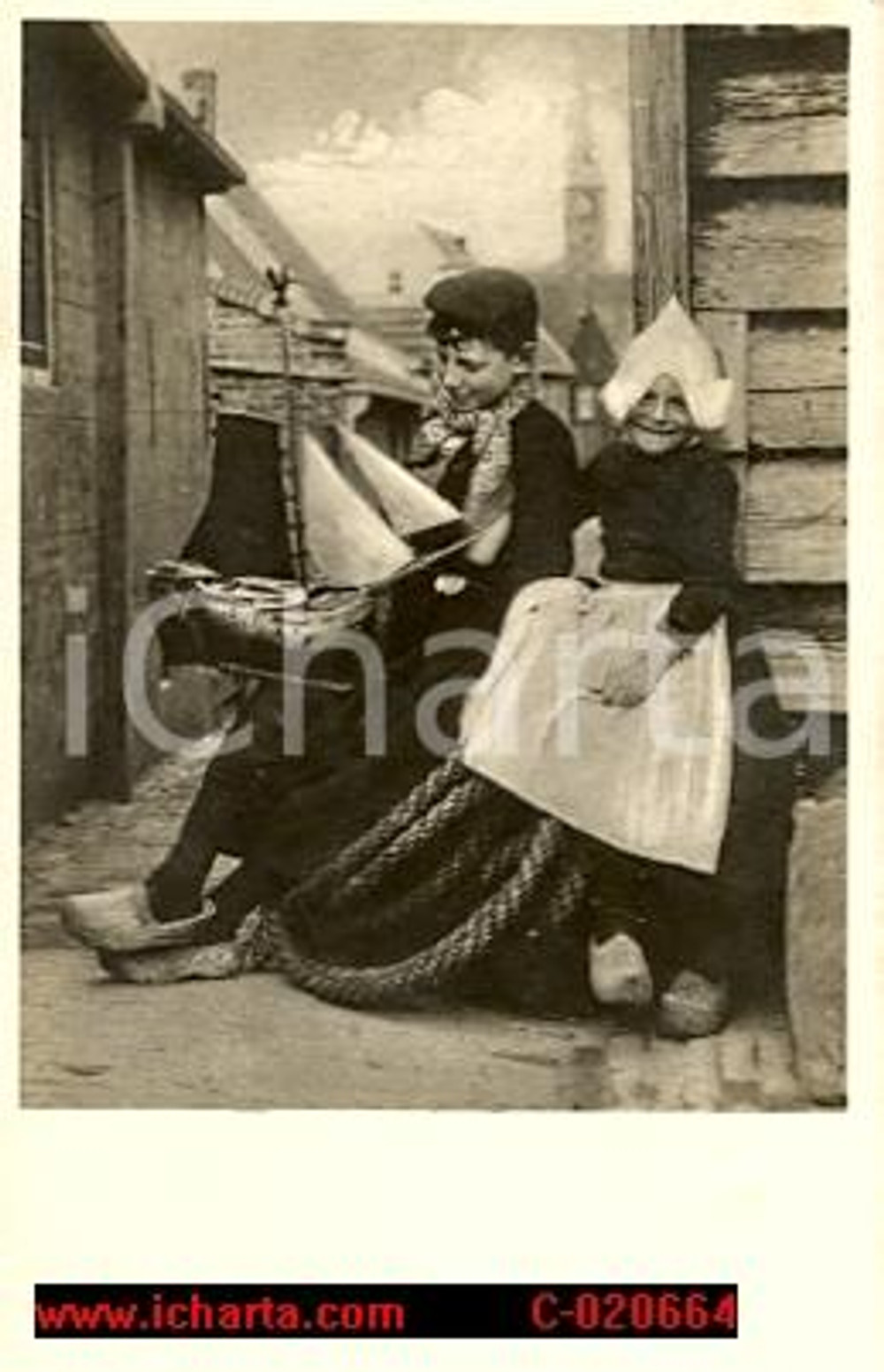 Cartolina originale da collezione 1930 VOLENDAM (NL) Bambini posano nei costumi tradizionali *Cartolina FP VG 1