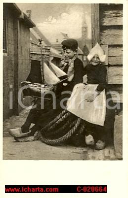 Cartolina originale da collezione 1930 VOLENDAM NL Bambini posano nei costumi tradizionali Cartolina FP VG 1