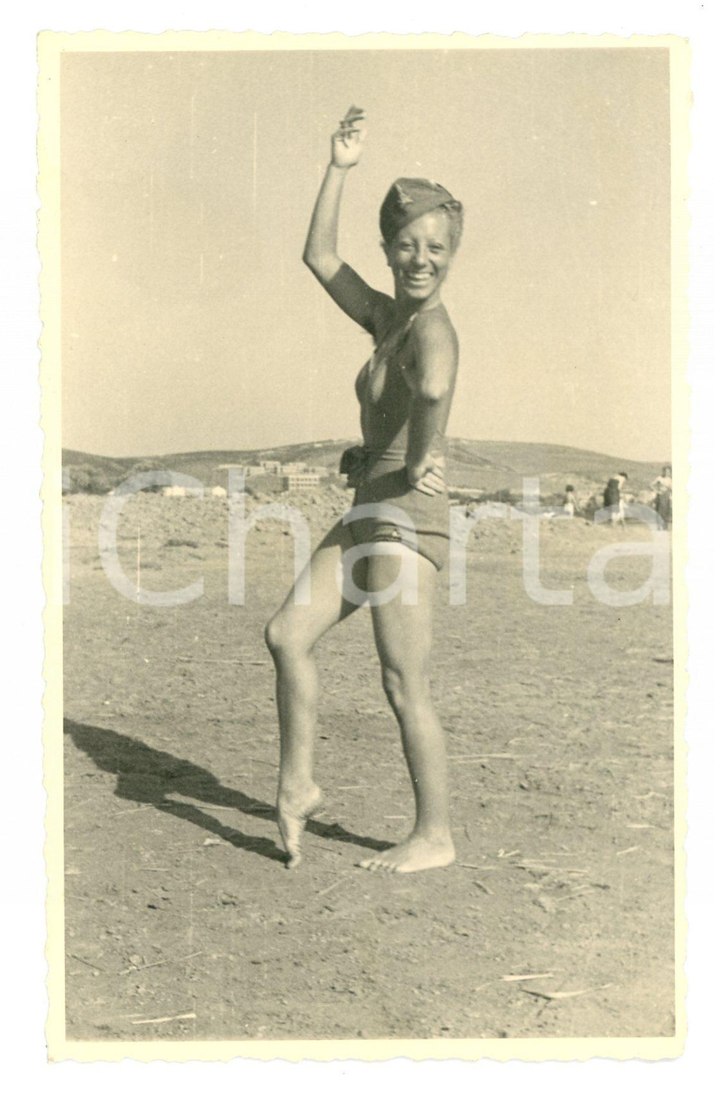 Fotografia d'epoca originale 1942 SARDEGNA (?)  Mossa di una nuotatrice con berretto ARTIGLIERIA Foto CURIOSA 1