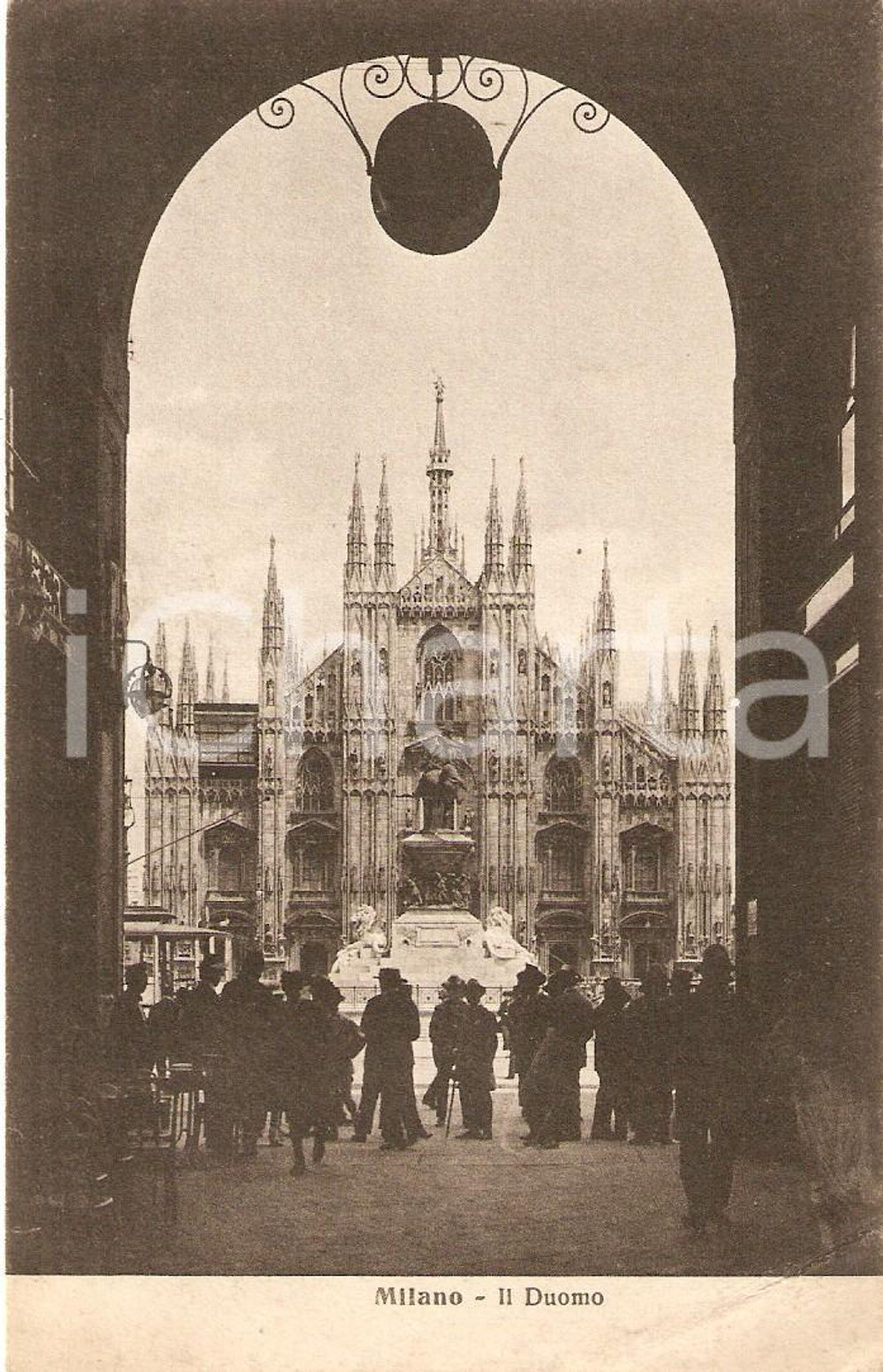 Cartolina originale da collezione 1920 ca MILANO Veduta frontale del DUOMO *Cartolina ANIMATA FP NV 1