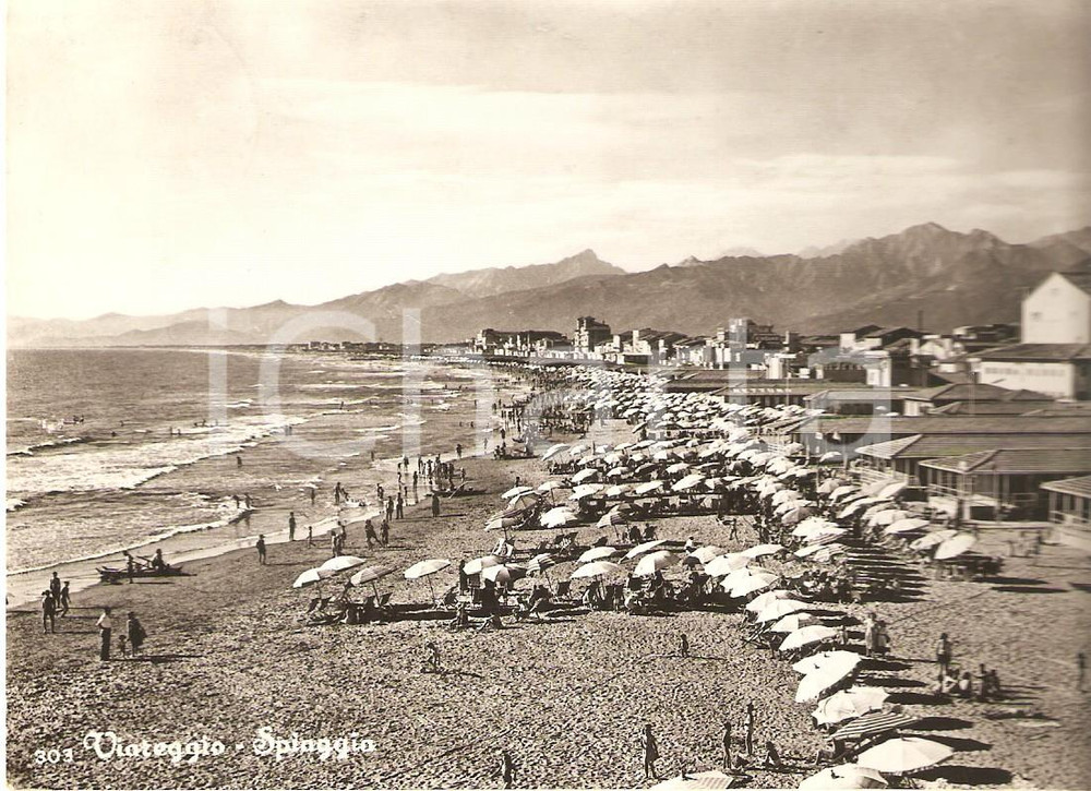 Cartolina originale da collezione 1962 VIAREGGIO (LU) Spiaggia con bagnanti *Cartolina FG VG 1