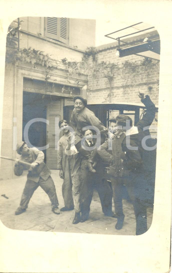 Cartolina originale da collezione 1910 ca COSTUMI Botte tra amici Cartolina SATIRICA Fotografia anonima 1