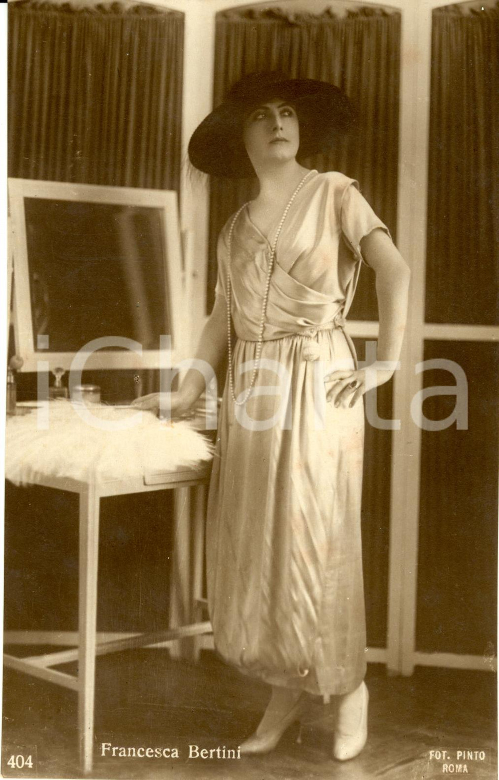 Cartolina originale da collezione 1920 ca Attrice FRANCESCA BERTINI nel suo camerino Cartolina FP NV 1