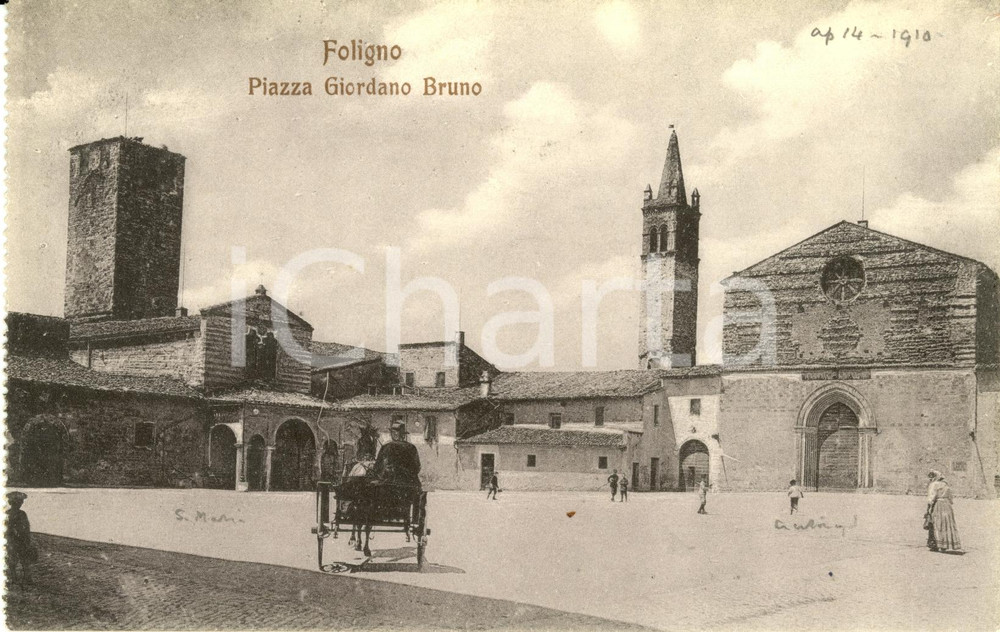 Cartolina originale da collezione 1910 FOLIGNO PG Piazza GIORDANO BRUNO Cartolina FP NV ANIMATA con calesse 1