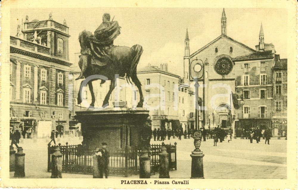 Cartolina originale da collezione 1916 PIACENZA Veduta di piazza dei Cavalli con passanti Cartolina postale FP VG 1