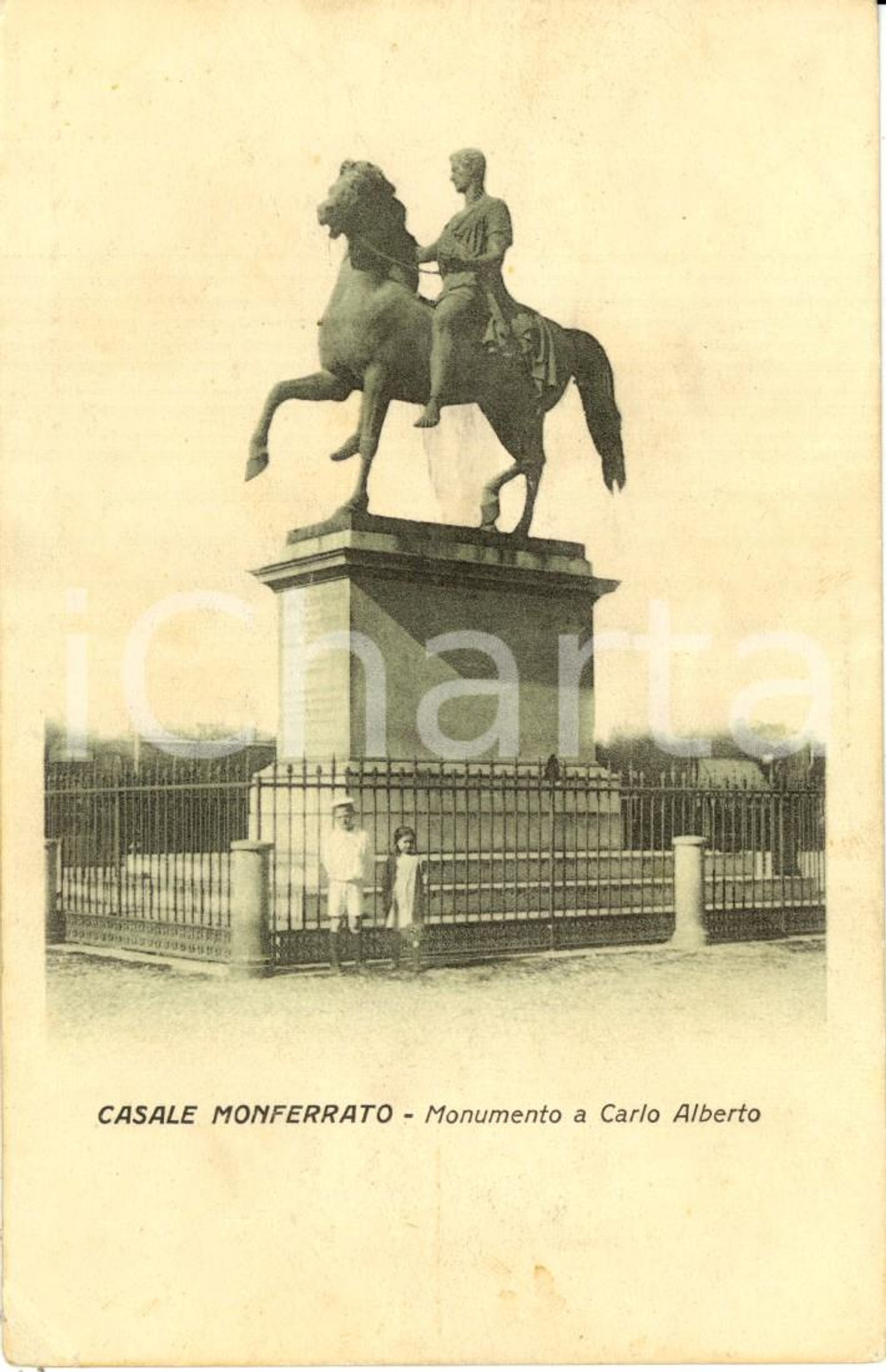 Cartolina originale da collezione 1920 ca CASALE MONFERRATO (AL) Bambini davanti al monumento di CARLO ALBERTO FP 1