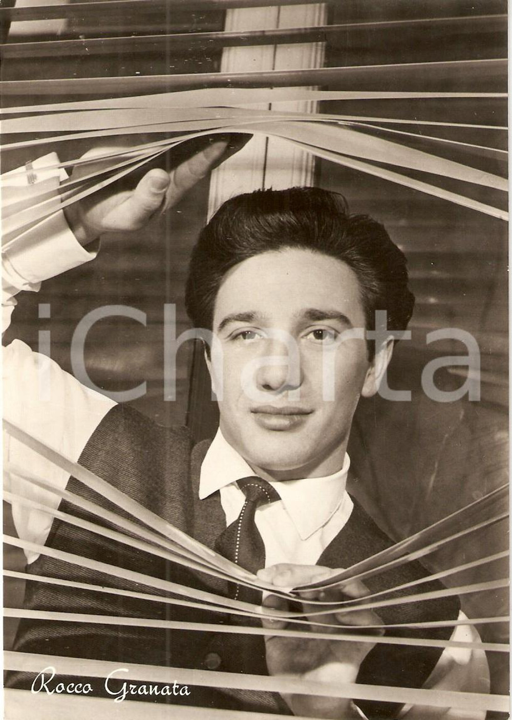 Cartolina originale da collezione 1960 ca MUSICA Cantante Rocco GRANATA gioca con tenda veneziana *Cartolina 1