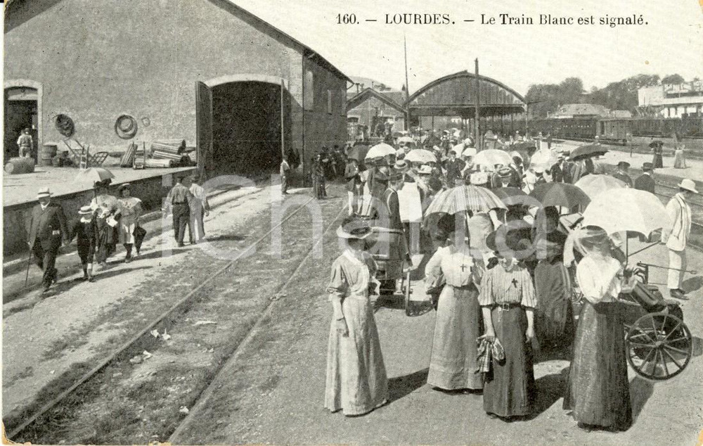 Cartolina originale da collezione 1908 LOURDES (F) Dame in attesa del Treno Bianco con i malati *Cartolina FP VG 1