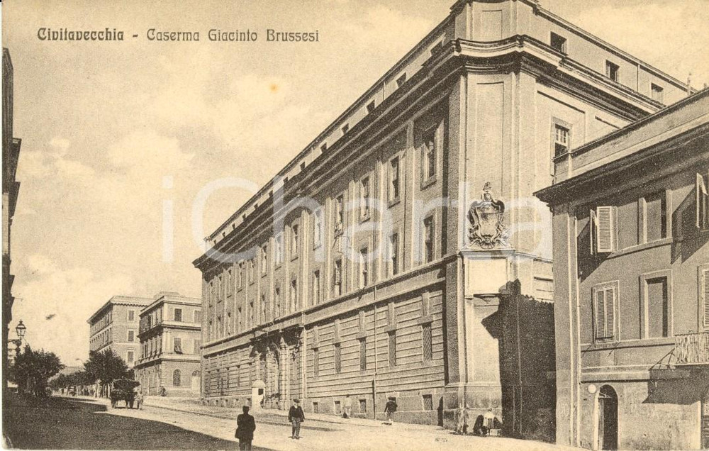 Cartolina originale da collezione 1920 ca CIVITAVECCHIA (RM) Veduta della caserma Giacinto BRUSSESI *ANIMATA FP NV 1