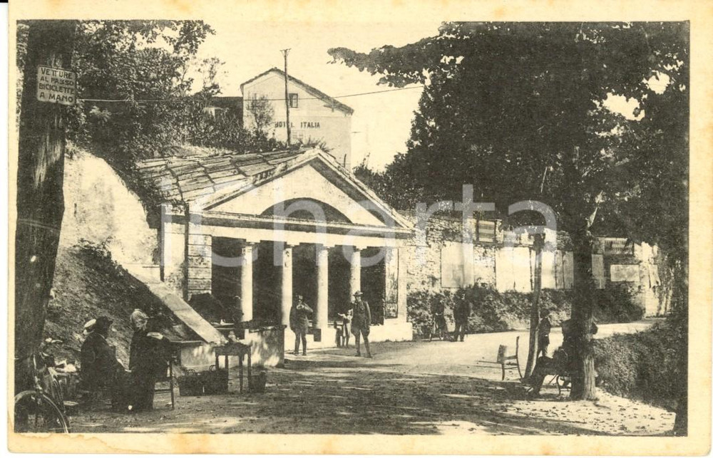 Cartolina originale da collezione 1915 ca ACQUI TERME AL Sorgente di acqua sulfurea e albergo ITALIA ANIMATA FP 1
