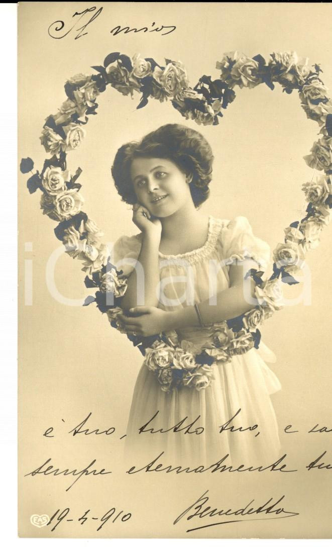 Cartolina originale da collezione 1910 COSTUMI Donna con ghirlanda di rose a cuore Cartolina VINTAGE ing. BONELLI 1