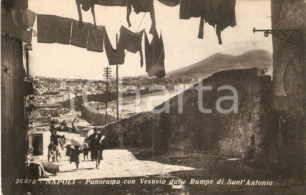 Cartolina originale da collezione 1925 ca NAPOLI Scugnizzi sulle Rampe di SANT ANTONIO Vesuvio Cartolina FP NV 1