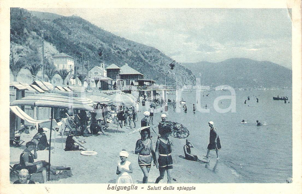 Cartolina originale da collezione 1930 LAIGUEGLIA SV Donne in spiaggia con ombrellino Cartolina FP VG 1