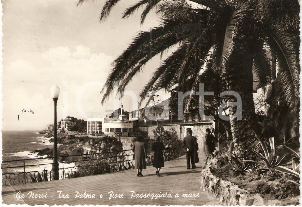 Cartolina originale da collezione 1957 GENOVA NERVI Passeggiata  a mare ANIMATA Cartolina FG VG 1