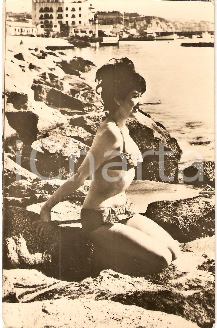 Cartolina originale da collezione 1963 CINEMA Attrice Margaret PERKINS posa in costume da bagno Foto seriale 1