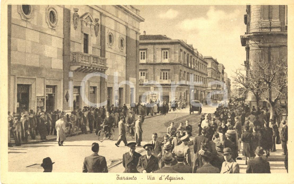Cartolina originale da collezione 1941 TARANTO Folla a passeggio in Via Tommaso D AQUINO Cartolina FP VG 1