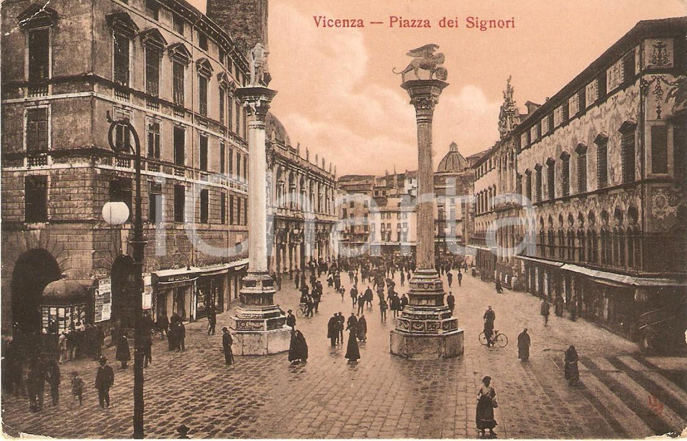 Cartolina originale da collezione 1916 VICENZA Piazza DEI SIGNORI affollata - BAR CENTRALE *Cartolina FP VG 1