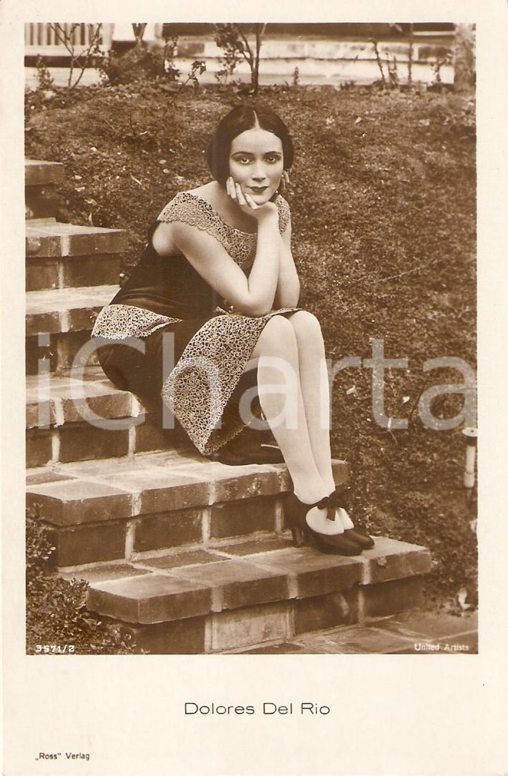 Fotografia d'epoca originale 1935 ca CINEMA Actress Dolores DEL RIO sitting on the stairs *Cartolina 1