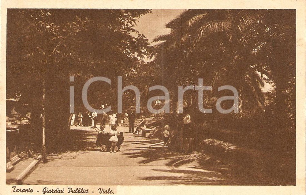Cartolina originale da collezione 1941 TARANTO Carrozzina e vigile urbano ai Giardini pubblici Cartolina FP VG 1