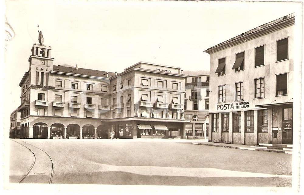 Cartolina originale da collezione 1951 CHIASSO CH Piazza Centrale Albergo TOURING Palazzo Poste Cartolina FP VG 1