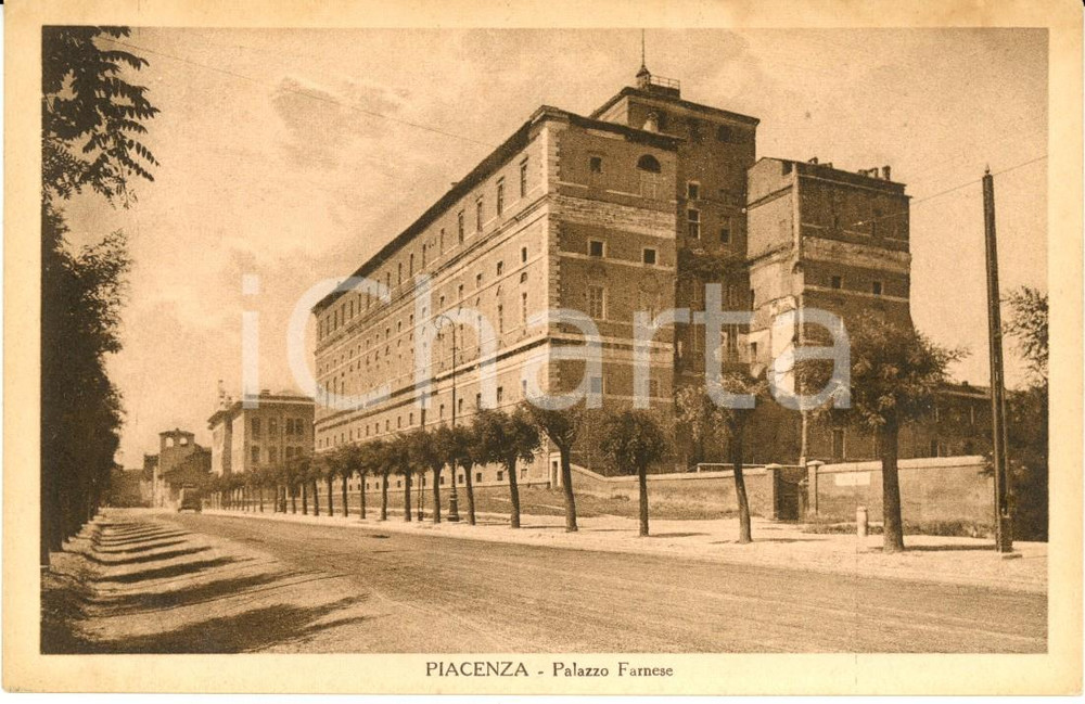 Cartolina originale da collezione 1935 ca PIACENZA Veduta esterna di Palazzo FARNESE con automobile Cartolina FP 1