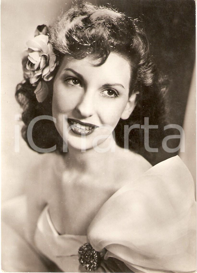 Cartolina originale da collezione 1950 ca CINEMA Ritratto attrice con fiore tra capelli Cartolina FG da studiare 1