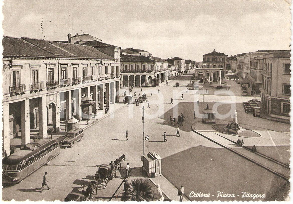 Cartolina originale da collezione 1951 CROTONE Piazza Pitagora con torpedone e calesse Cartolina FG VG 1