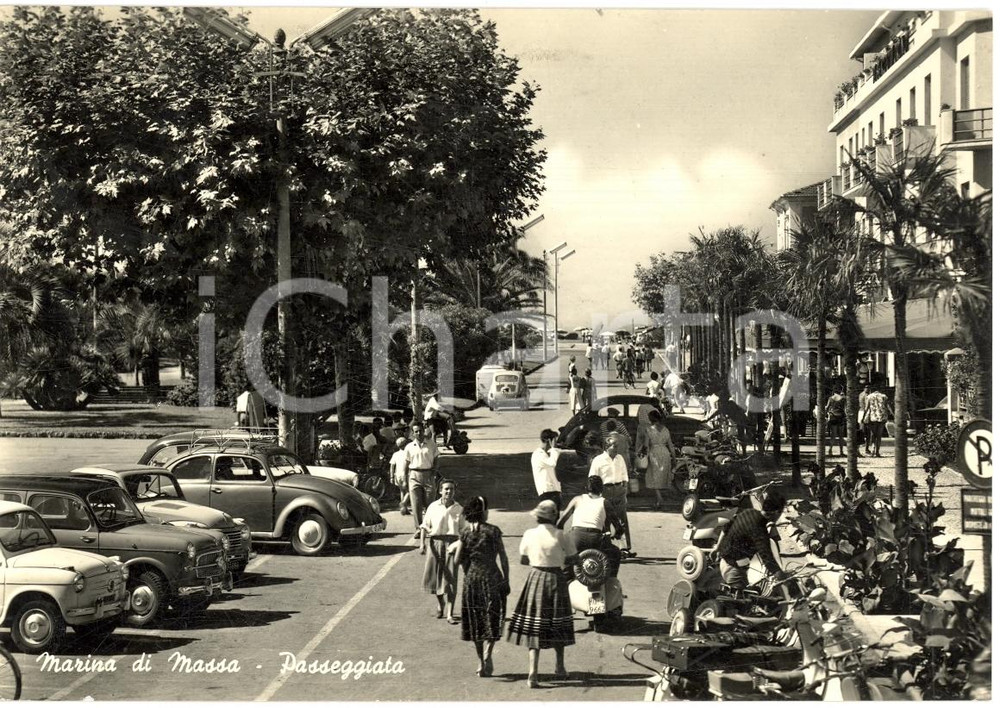 Cartolina originale da collezione 1959 MARINA DI MASSA (MS) La passeggiata ANIMATA FG VG 1