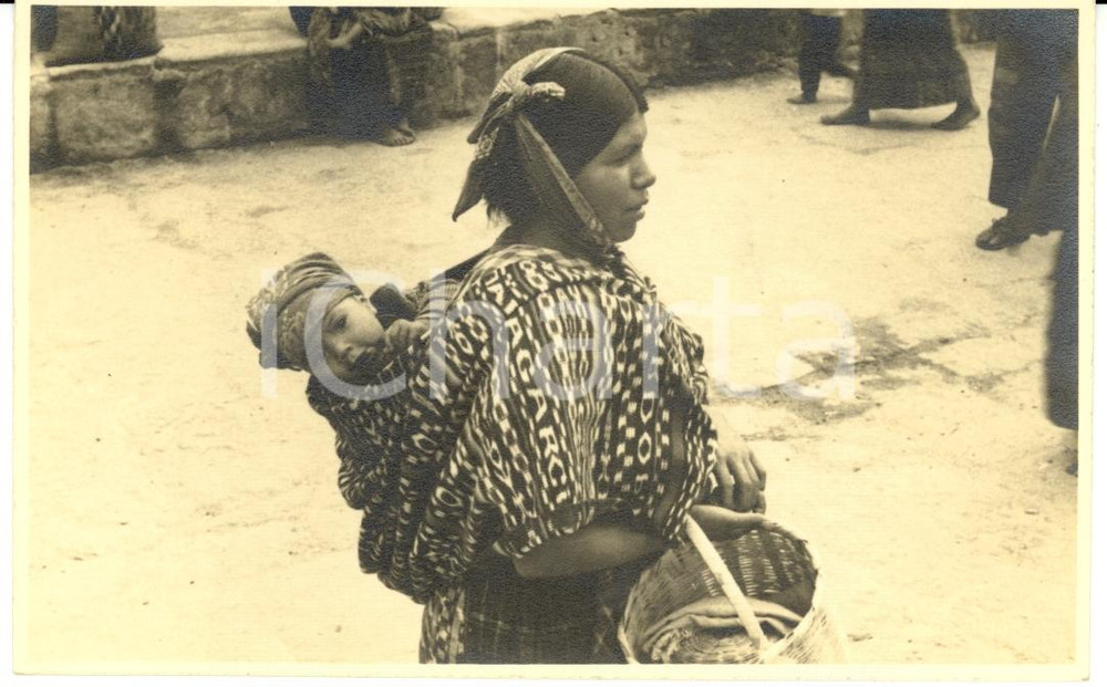 Fotografia d'epoca originale 1950 ca TOTONICAPAN (Guatemala) Madre indigena con il figlio *Foto EICHENBERGER 1