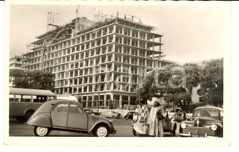 Fotografia d epoca originale 1960 ca DAKAR SENEGAL Palazzi in costruzione e CITROEN 2CV Fotografia 1