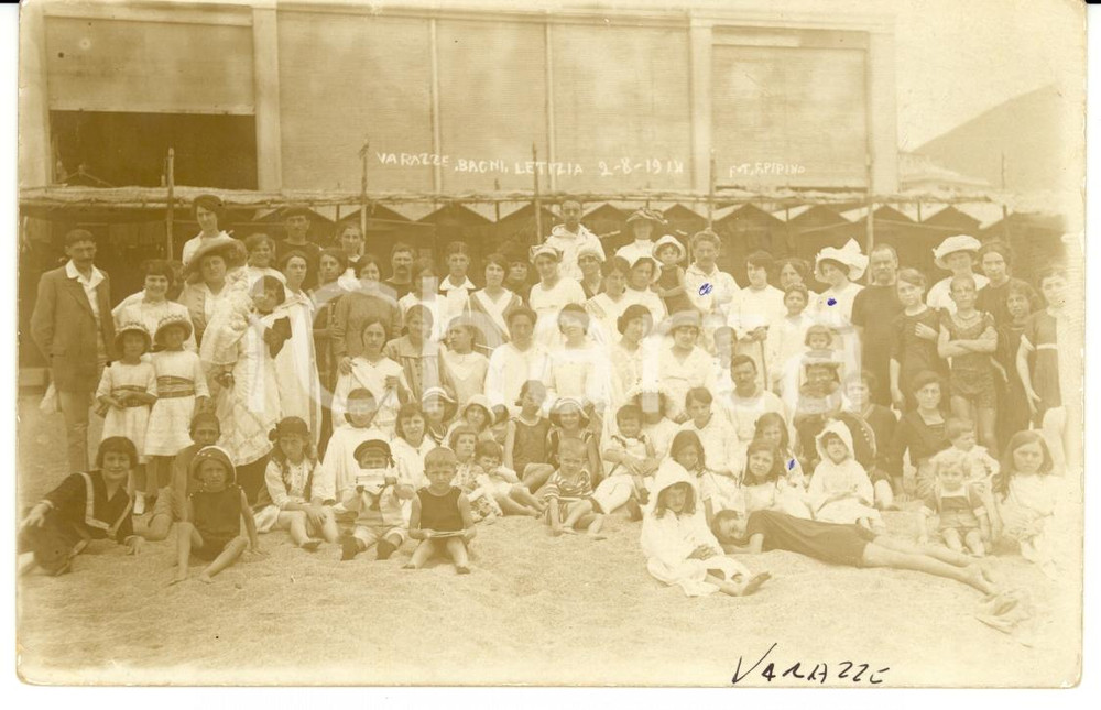 Cartolina originale da collezione 1914 VARAZZE  Gruppo di bambini ai BAGNI LETIZIA Cartolina FP VG 1