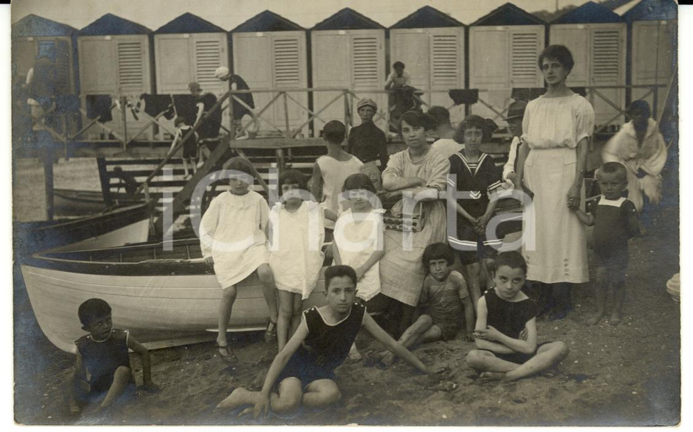 Cartolina originale da collezione 1920 VARAZZE SV  Bagnanti con bambini in spiaggia Cartolina FP NV 1