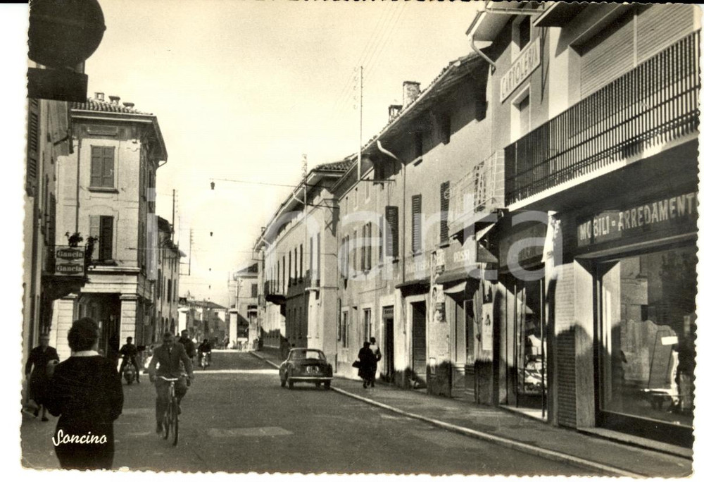 Cartolina originale da collezione 1950 ca SONCINO (CR) Veduta di una strada animata *Cartolina postale FG NV 1