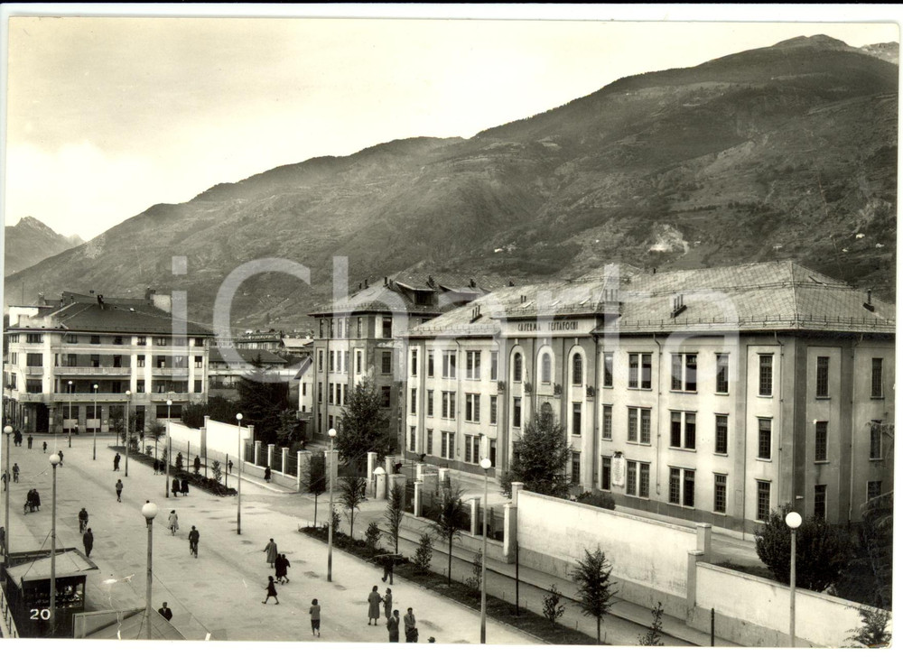 Cartolina originale da collezione 1951 AOSTA Piazza del Popolo e Caserma Testafochi *Cartolina DANNEGGIATA FG VG 1
